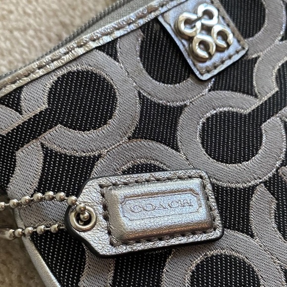 NEW SET OF TWO 2 COACH WRISTLETS WALLETS CLUTCH SILVER BLACK OP ART JULIA NWOT - Picture 6 of 9